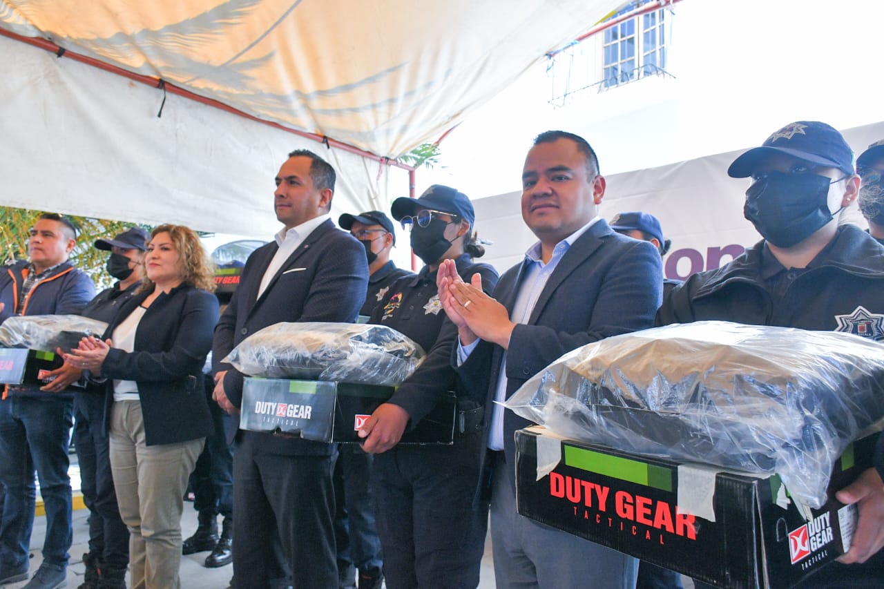 Dota gobierno de Apetatitlán a Policía Municipal de uniformes tácticos